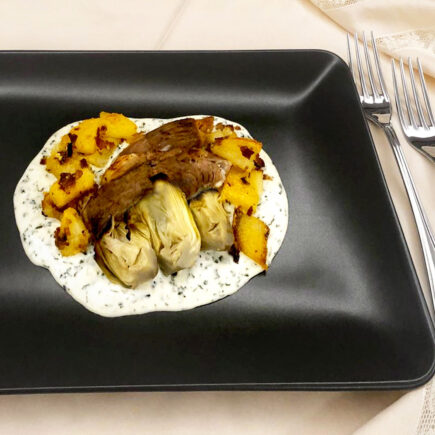 agnello con patate croccanti e carciofi